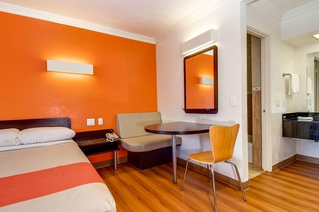 Motel 6 Гарден Гров Экстерьер фото
